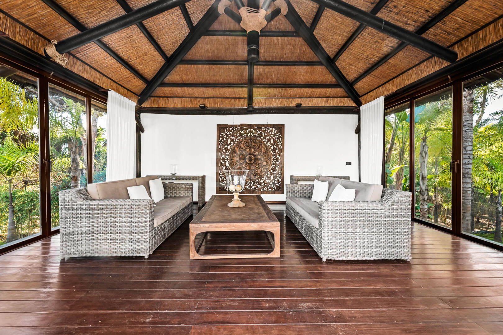 Unikalna willa Landmark z pensjonatem na Vast Grounds