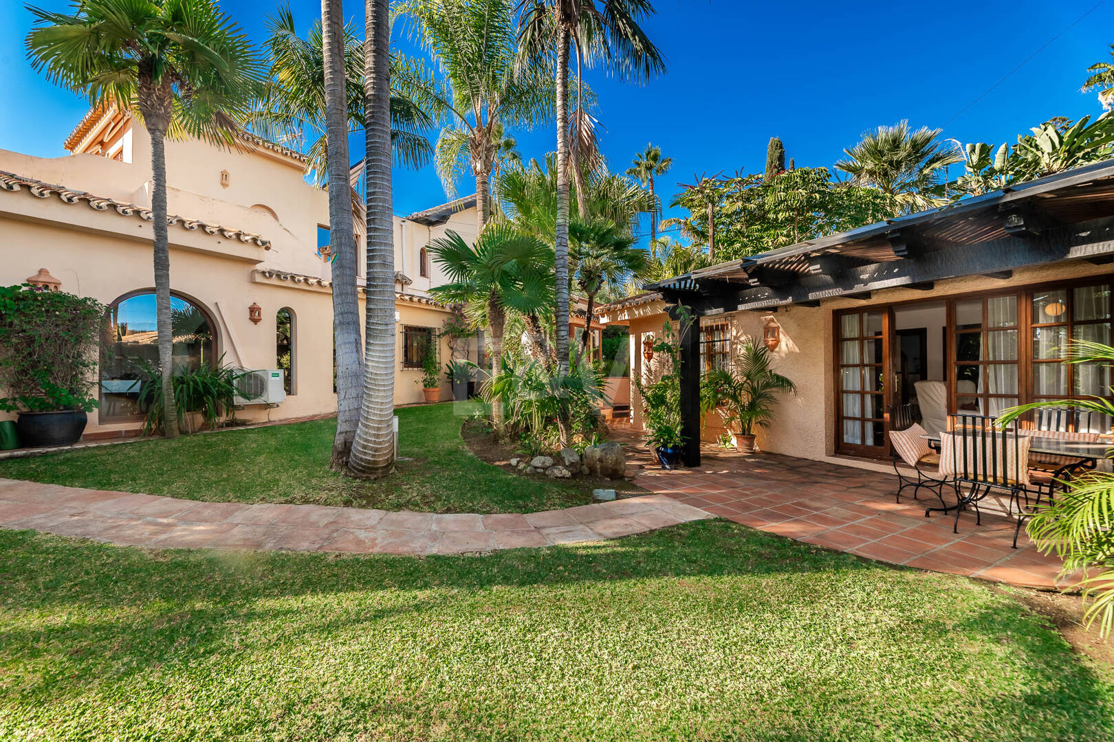 Unikalna willa Landmark z pensjonatem na Vast Grounds