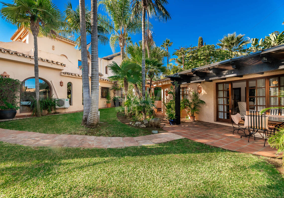 Eine einzigartige Villa mit Gästehaus auf weitläufigem Gelände in Puerto Banús