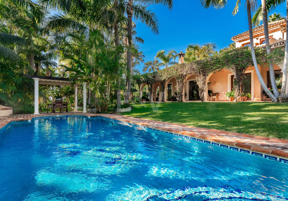 Eine einzigartige Villa mit Gästehaus auf weitläufigem Gelände in Puerto Banús