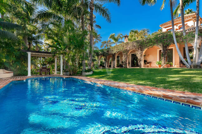 Eine einzigartige Villa mit Gästehaus auf weitläufigem Gelände