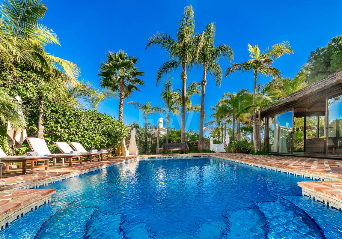 Eine einzigartige Villa mit Gästehaus auf weitläufigem Gelände in Puerto Banús