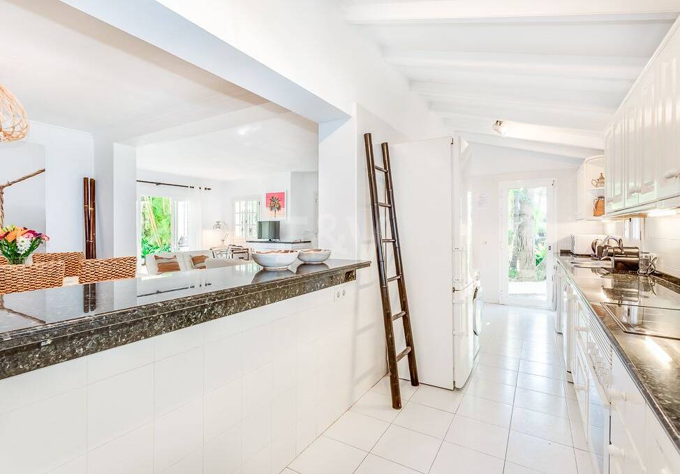 Eine einzigartige Villa mit Gästehaus auf weitläufigem Gelände in Puerto Banús
