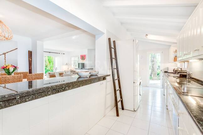 Eine einzigartige Villa mit Gästehaus auf weitläufigem Gelände