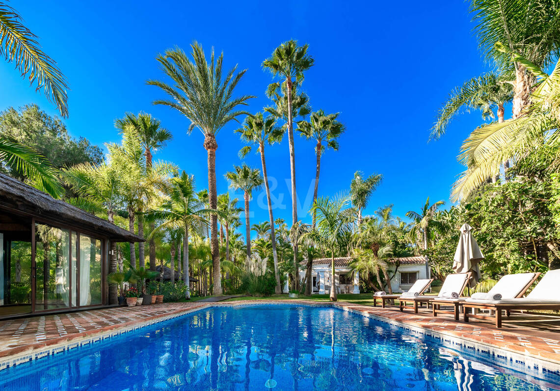 Eine einzigartige Villa mit Gästehaus auf weitläufigem Gelände in Puerto Banús