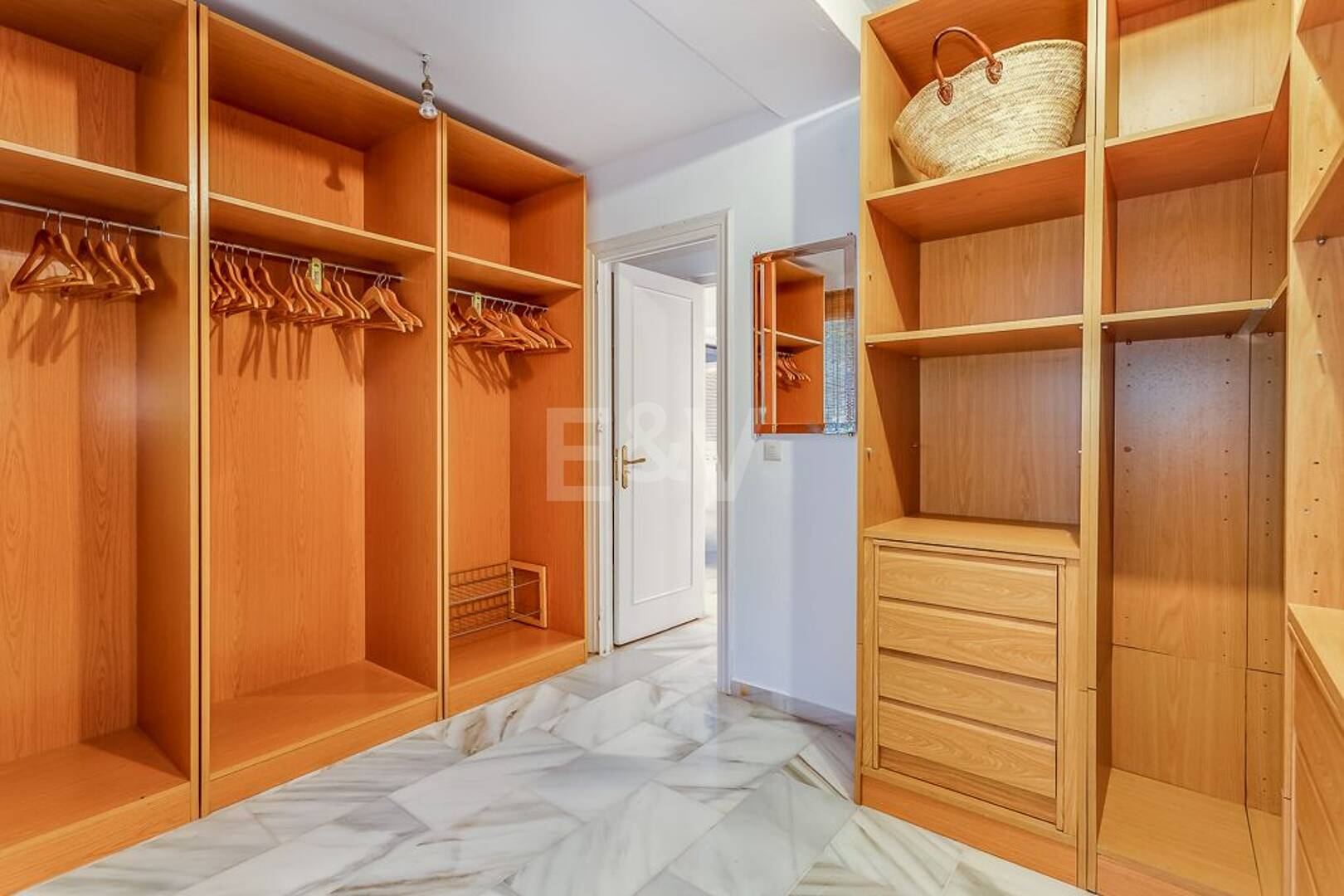 Unikalna willa Landmark z pensjonatem na Vast Grounds