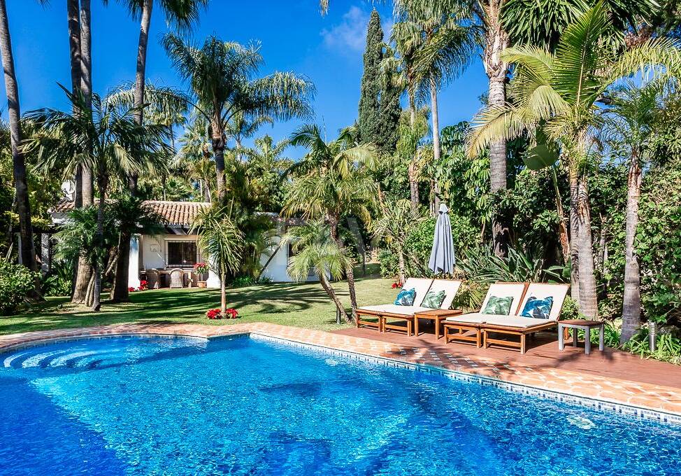Eine einzigartige Villa mit Gästehaus auf weitläufigem Gelände in Puerto Banús