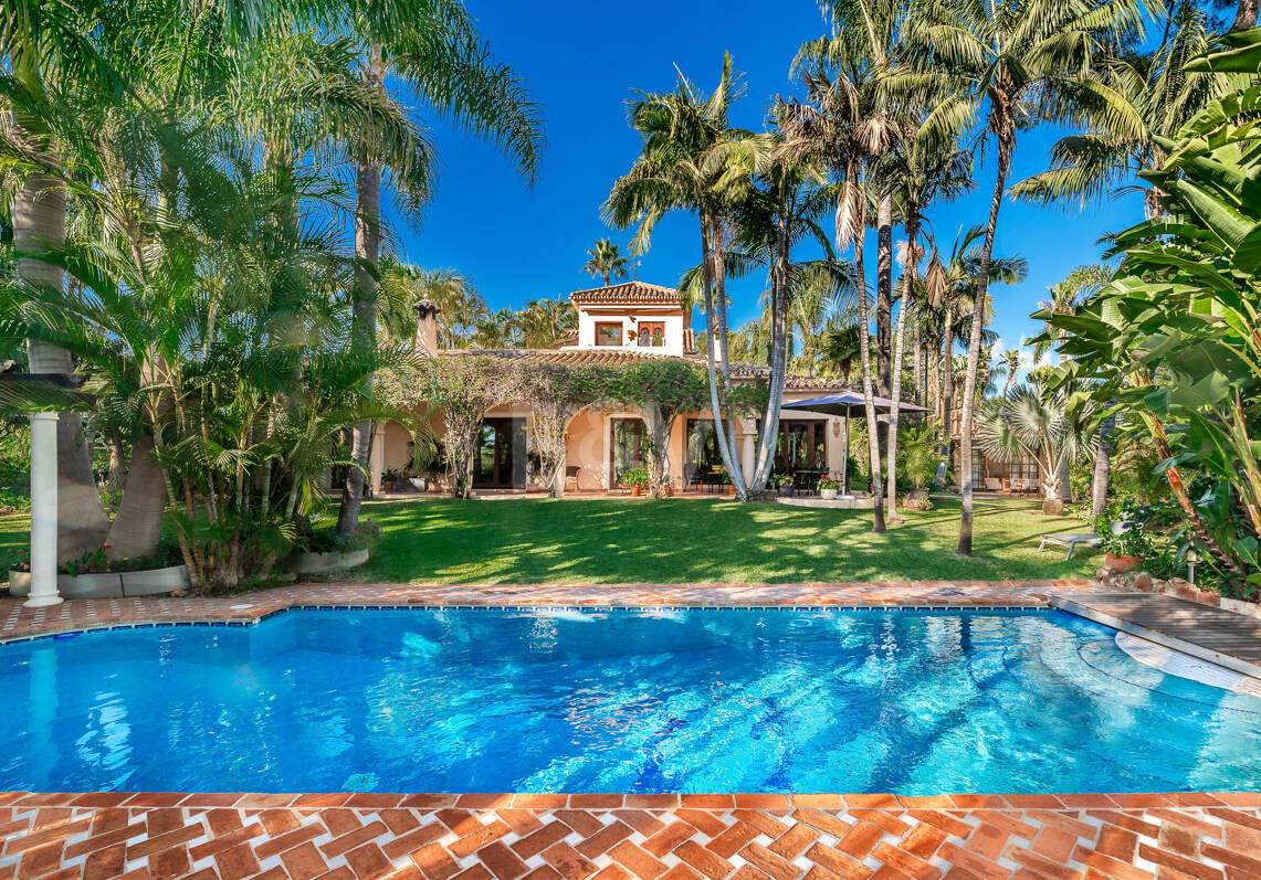 Eine einzigartige Villa mit Gästehaus auf weitläufigem Gelände in Puerto Banús