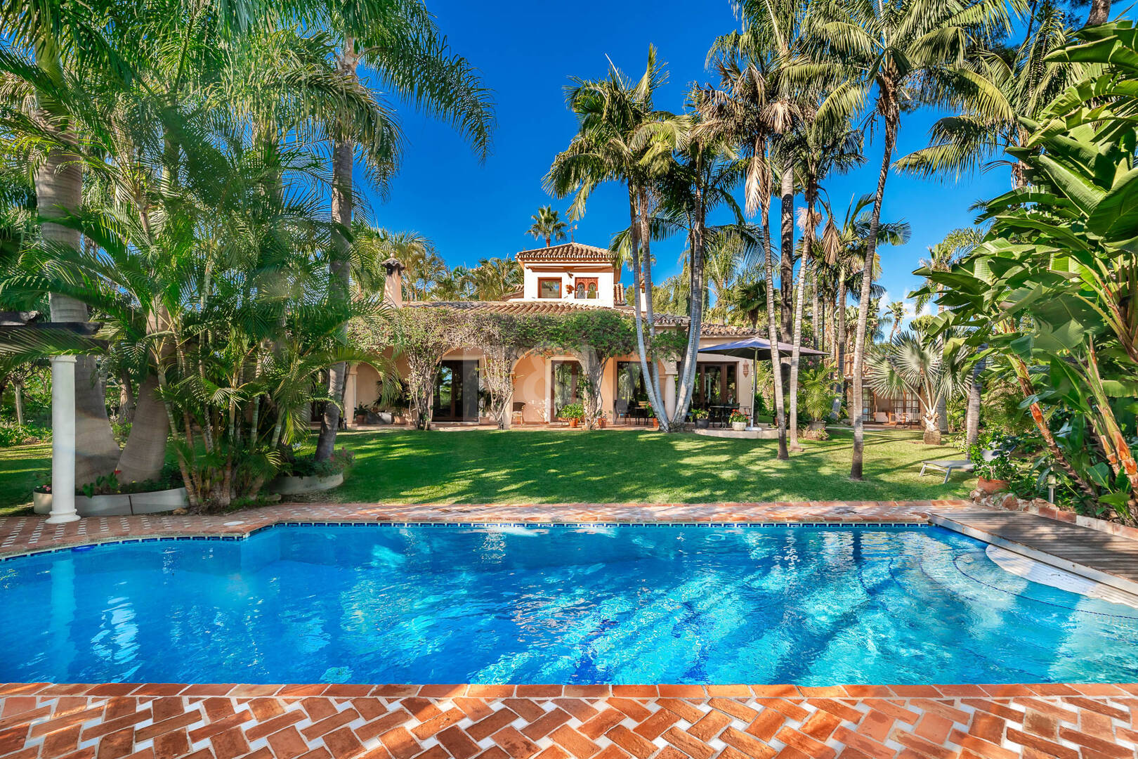 Eine einzigartige Villa mit Gästehaus auf weitläufigem Gelände