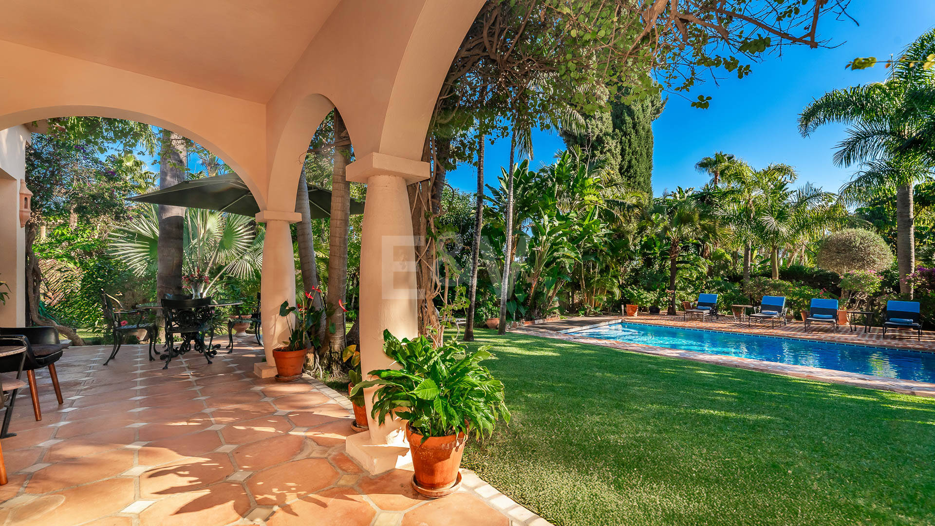 Eine einzigartige Villa mit Gästehaus auf weitläufigem Gelände