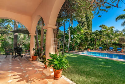 Eine einzigartige Villa mit Gästehaus auf weitläufigem Gelände