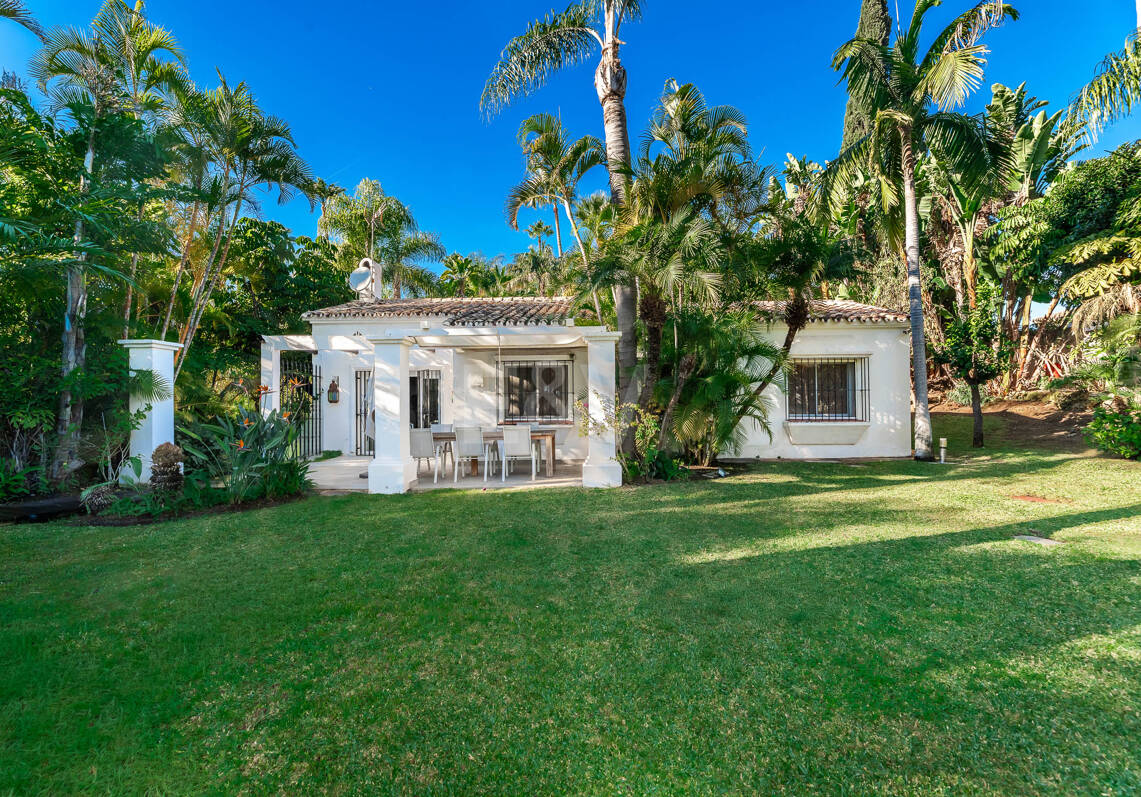 Eine einzigartige Villa mit Gästehaus auf weitläufigem Gelände in Puerto Banús