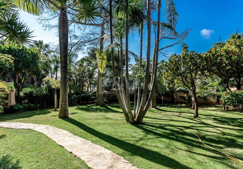Eine einzigartige Villa mit Gästehaus auf weitläufigem Gelände in Puerto Banús
