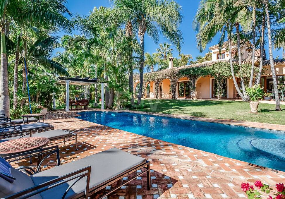 Eine einzigartige Villa mit Gästehaus auf weitläufigem Gelände in Puerto Banús