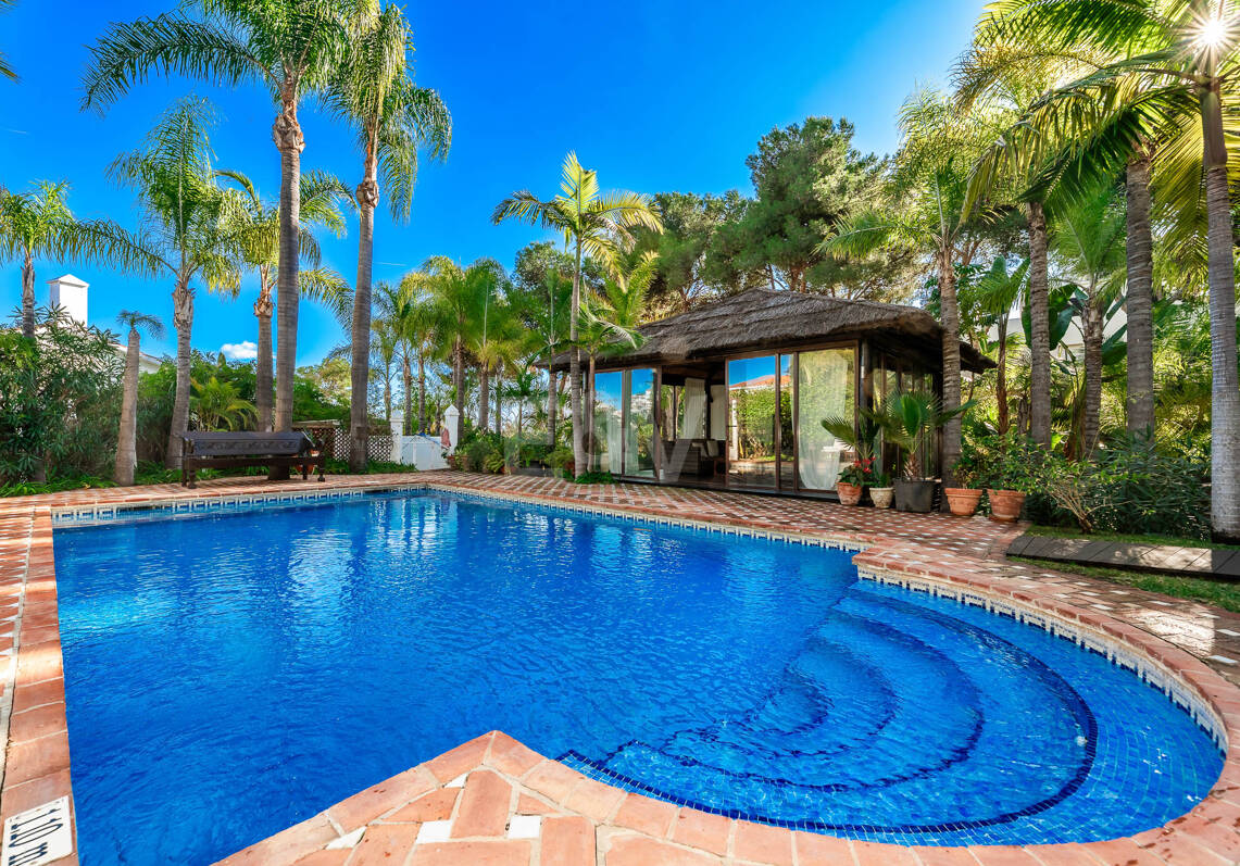 Eine einzigartige Villa mit Gästehaus auf weitläufigem Gelände in Puerto Banús