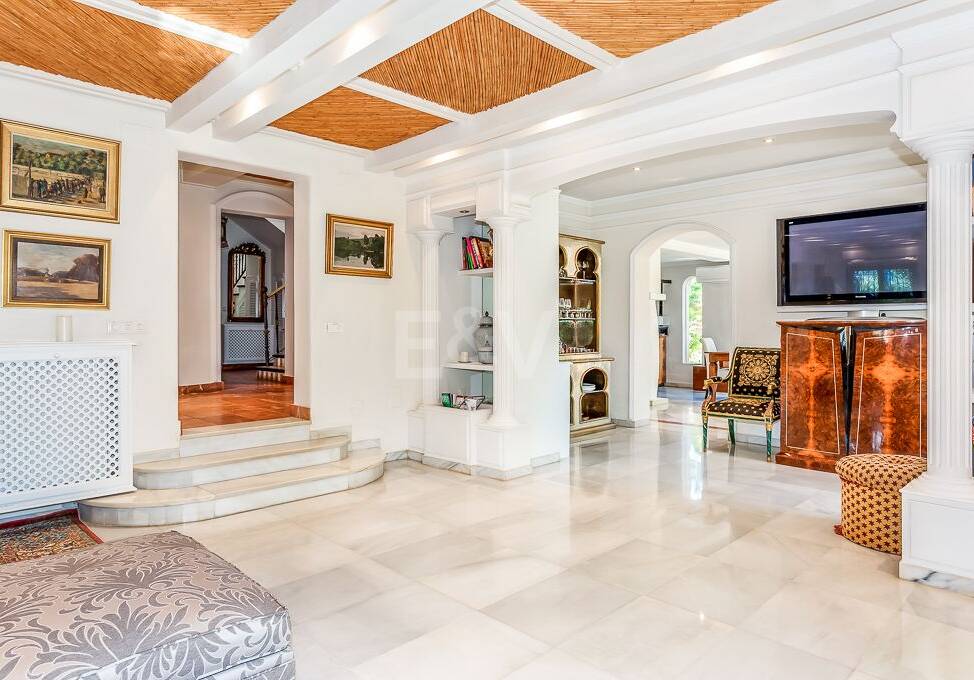 Eine einzigartige Villa mit Gästehaus auf weitläufigem Gelände in Puerto Banús