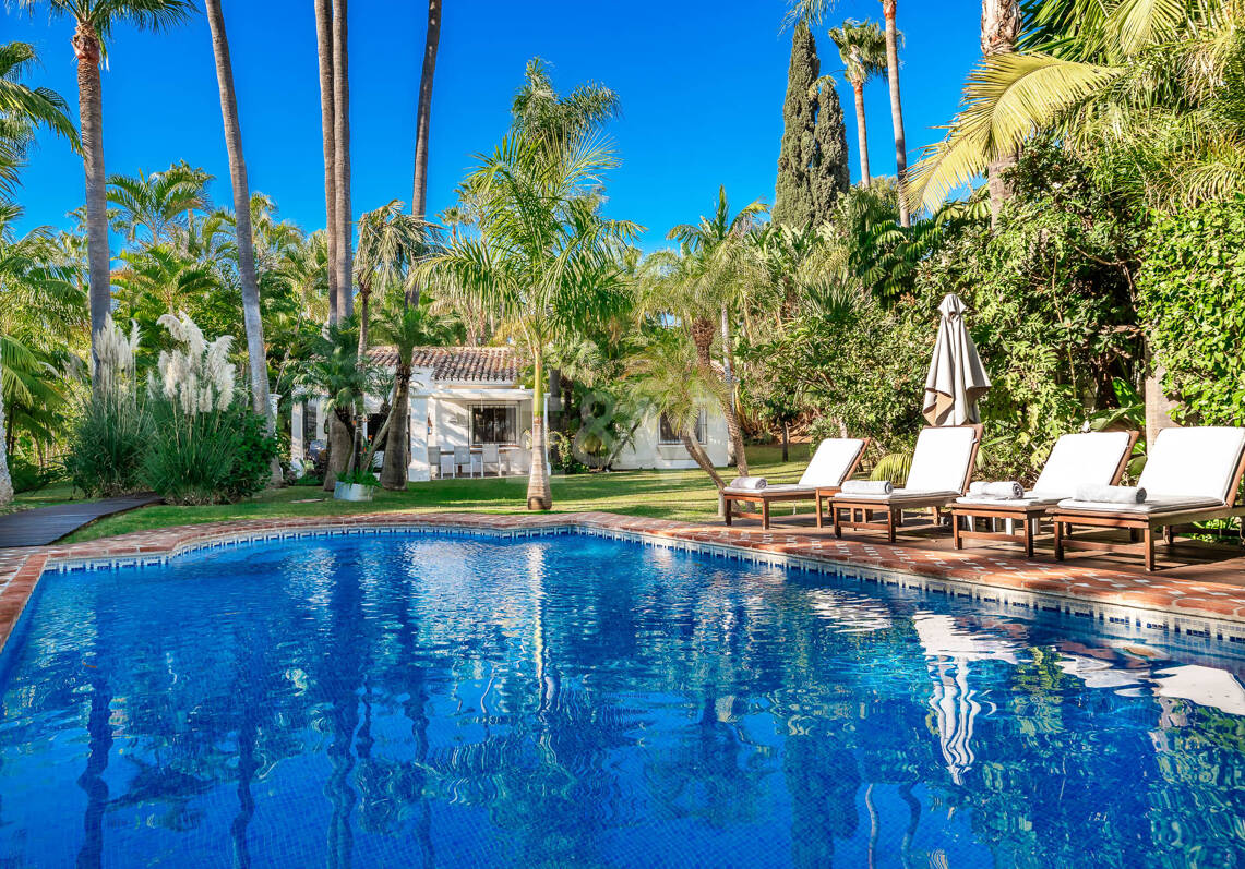 Eine einzigartige Villa mit Gästehaus auf weitläufigem Gelände in Puerto Banús