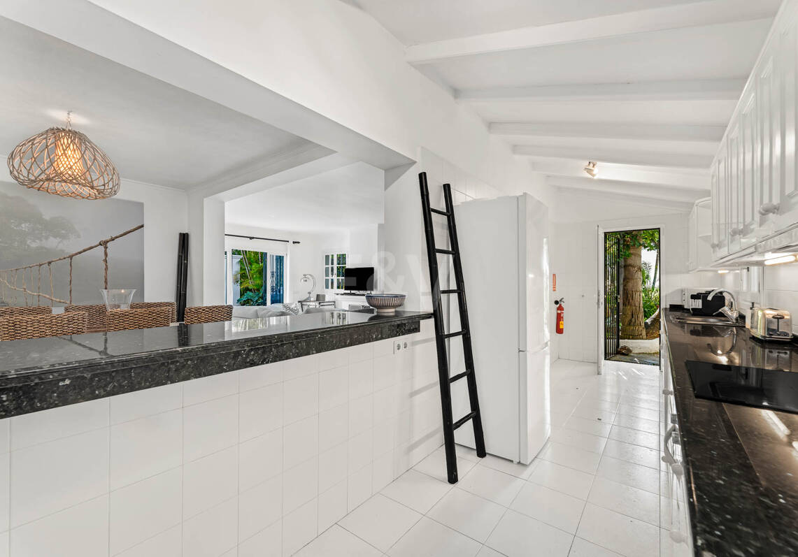 Eine einzigartige Villa mit Gästehaus auf weitläufigem Gelände in Puerto Banús
