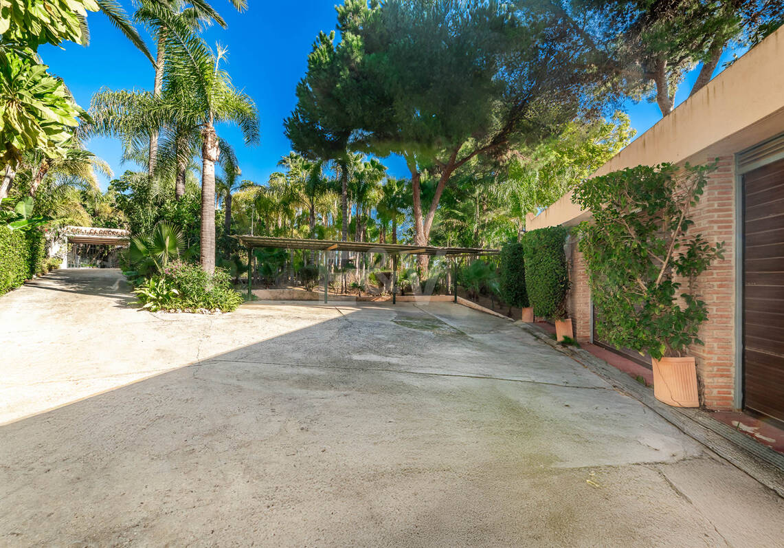 Eine einzigartige Villa mit Gästehaus auf weitläufigem Gelände in Puerto Banús