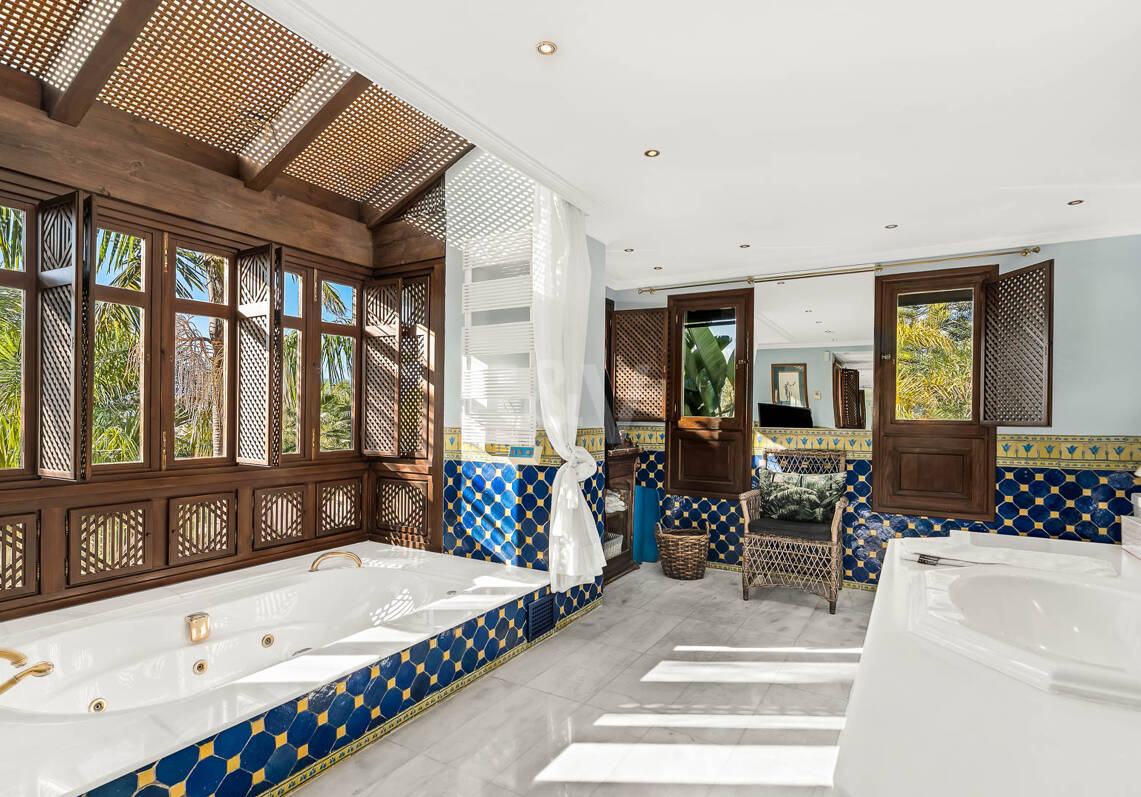 Eine einzigartige Villa mit Gästehaus auf weitläufigem Gelände in Puerto Banús