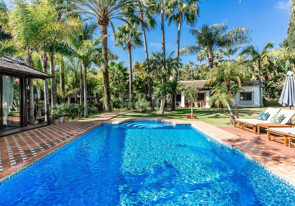 Eine einzigartige Villa mit Gästehaus auf weitläufigem Gelände in Puerto Banús