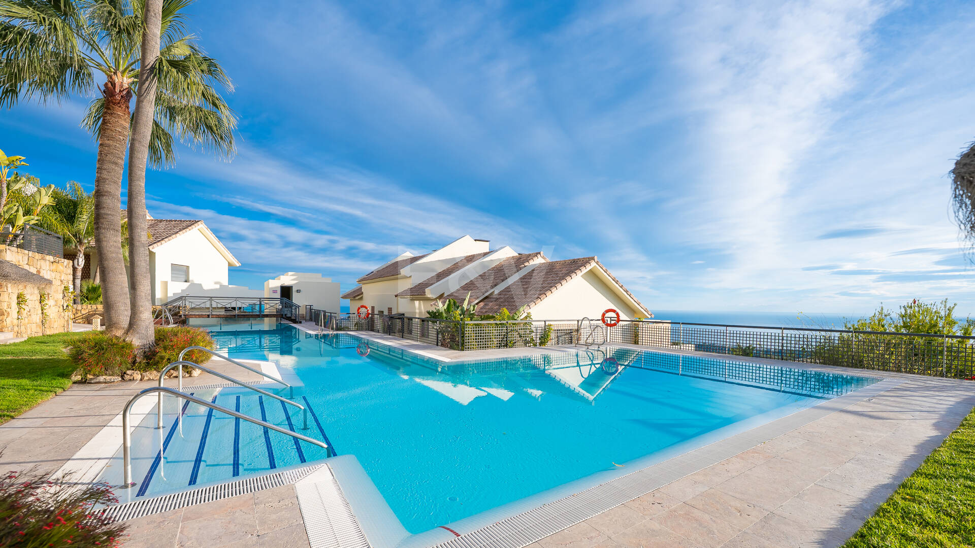 Apartamento con vistas al mar en el exclusivo recinto cerrado Los Monteros Hill Club, con piscina, gimnasio y seguridad las 24 horas
