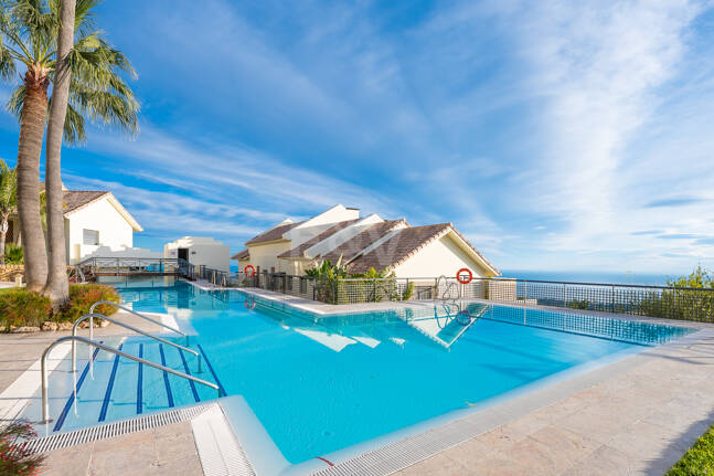 Apartamento con vistas al mar en el exclusivo recinto cerrado Los Monteros Hill Club, con piscina, gimnasio y seguridad las 24 horas