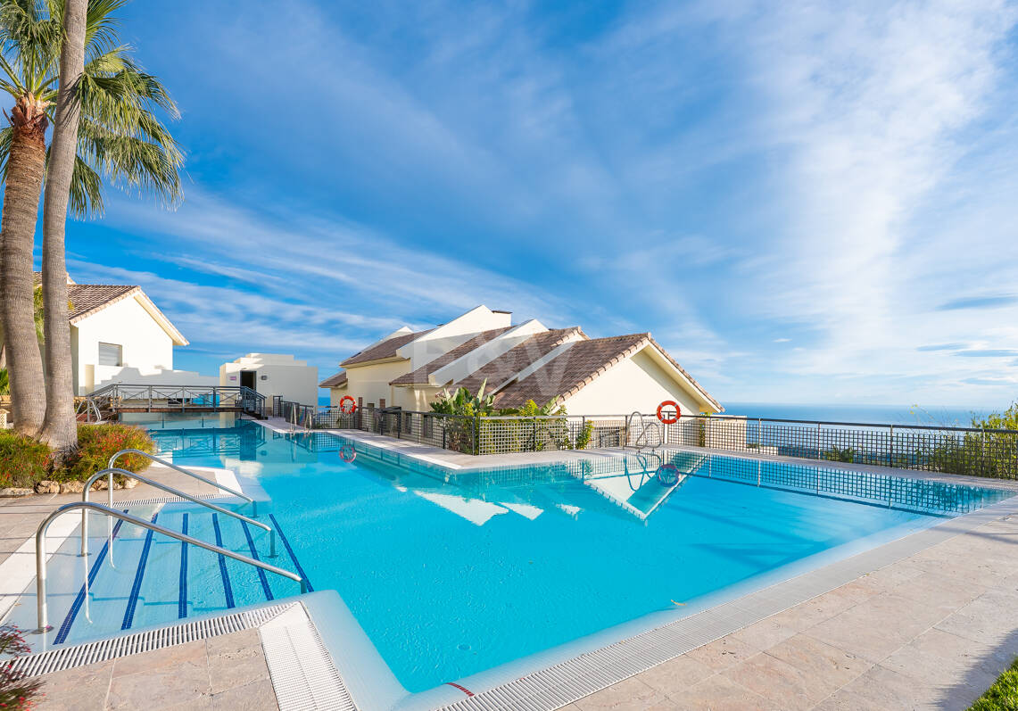 Apartamento con vistas al mar en el exclusivo recinto cerrado Los Monteros Hill Club, con piscina, gimnasio y seguridad las 24 horas