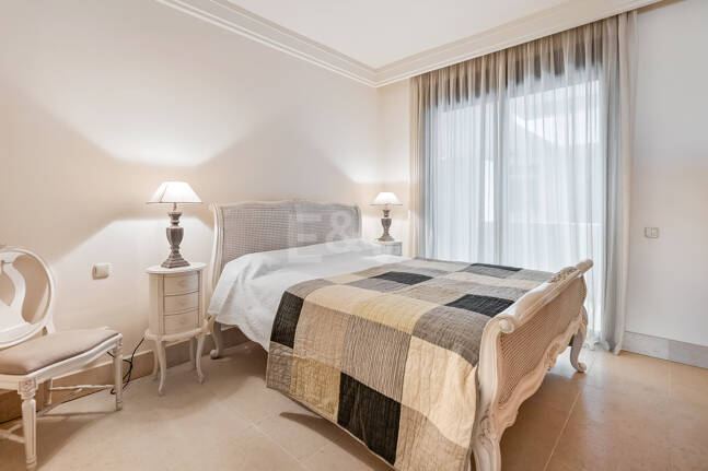 Apartamento con vistas al mar en el exclusivo recinto cerrado Los Monteros Hill Club, con piscina, gimnasio y seguridad las 24 horas