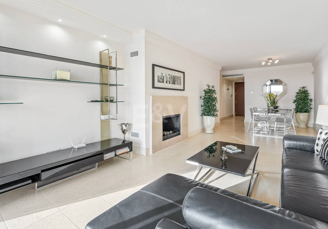 Apartamento con vistas al mar en el exclusivo recinto cerrado Los Monteros Hill Club, con piscina, gimnasio y seguridad las 24 horas