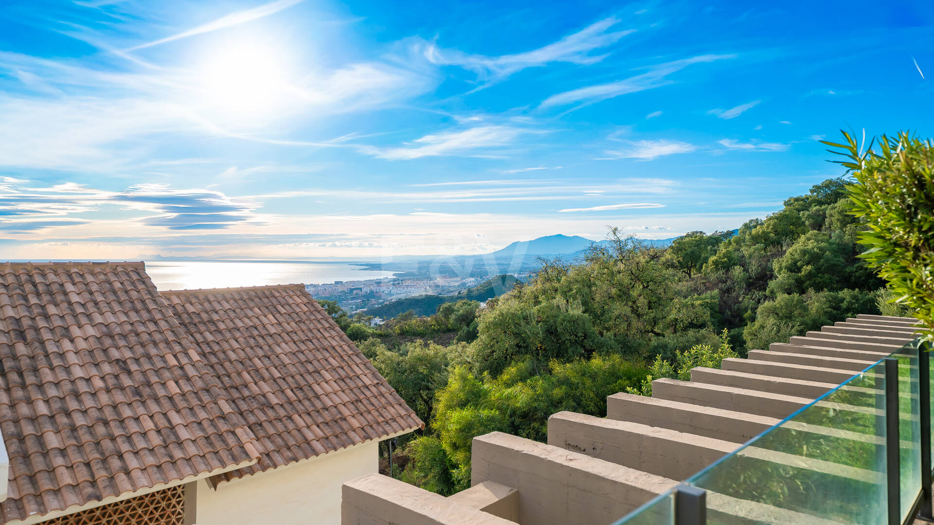 Apartamento con vistas al mar en el exclusivo recinto cerrado Los Monteros Hill Club, con piscina, gimnasio y seguridad las 24 horas