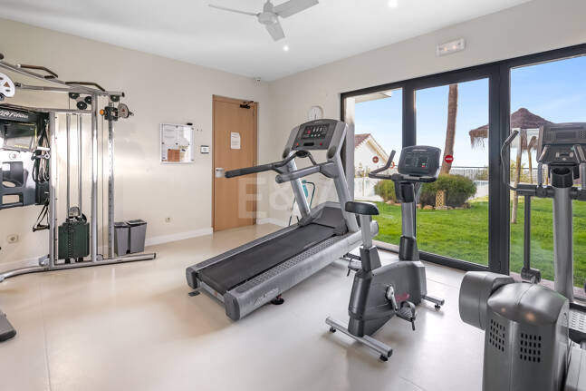 Apartamento con vistas al mar en el exclusivo recinto cerrado Los Monteros Hill Club, con piscina, gimnasio y seguridad las 24 horas