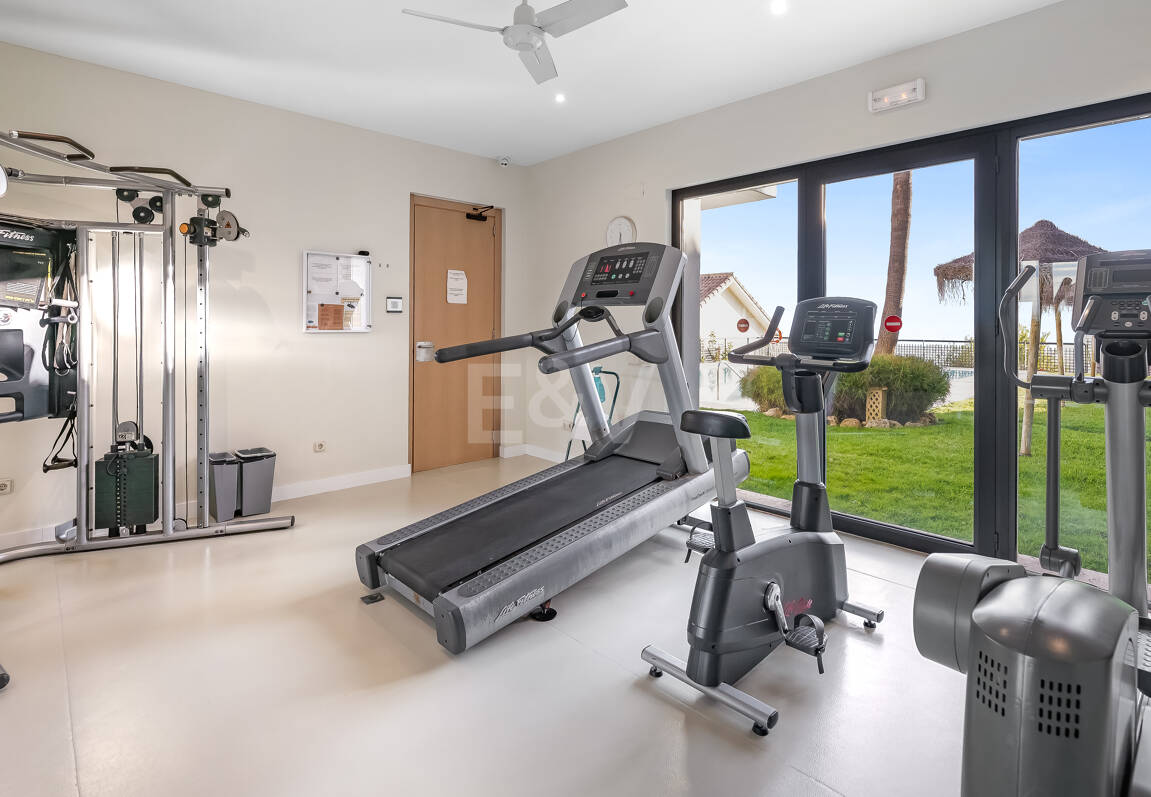 Apartamento con vistas al mar en el exclusivo recinto cerrado Los Monteros Hill Club, con piscina, gimnasio y seguridad las 24 horas