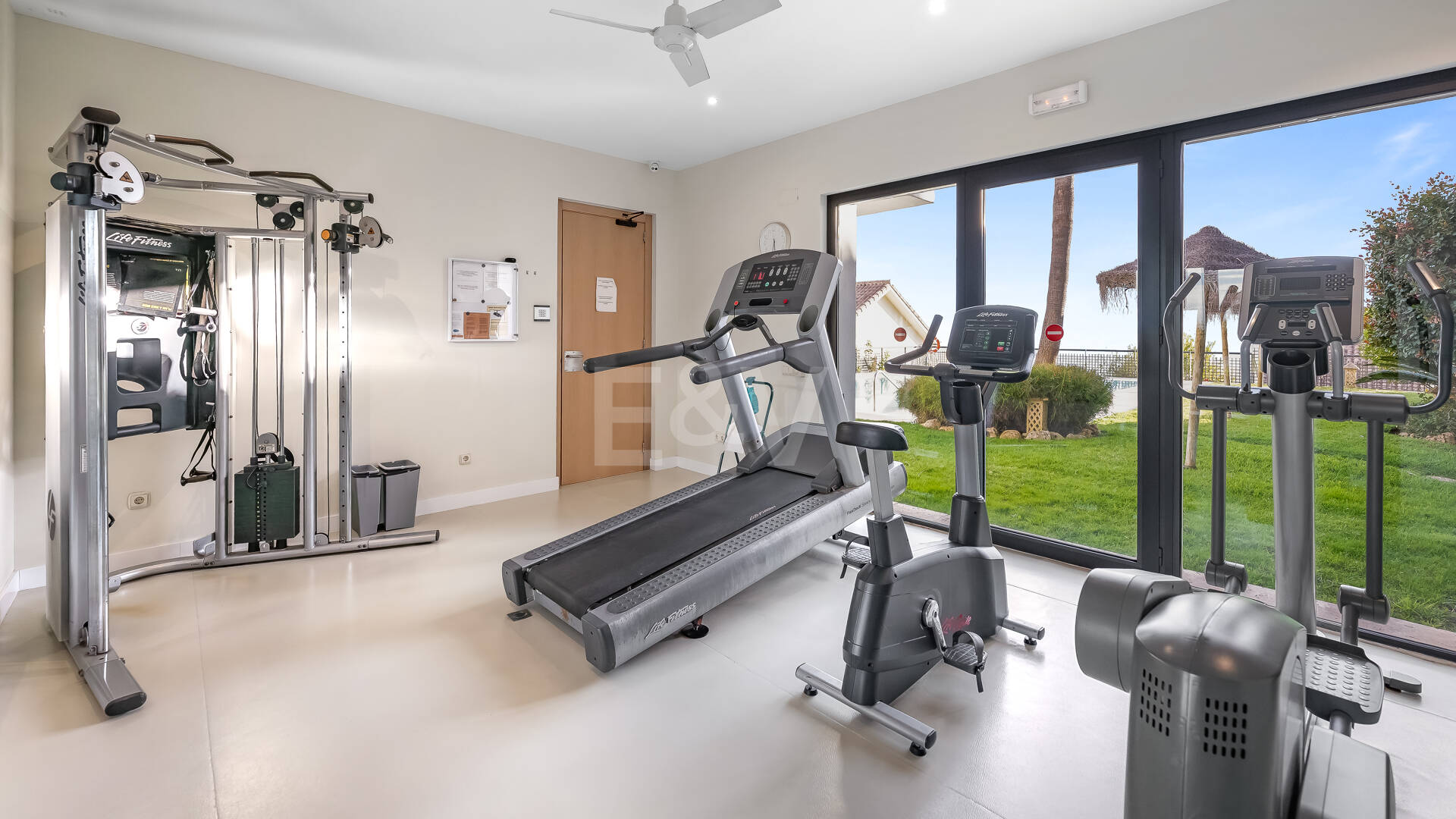 Apartamento con vistas al mar en el exclusivo recinto cerrado Los Monteros Hill Club, con piscina, gimnasio y seguridad las 24 horas