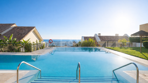 Apartament z widokiem na morze w ekskluzywnym, ogrodzonym klubie Los Monteros Hill Club – basen, siłownia i całodobowa ochrona