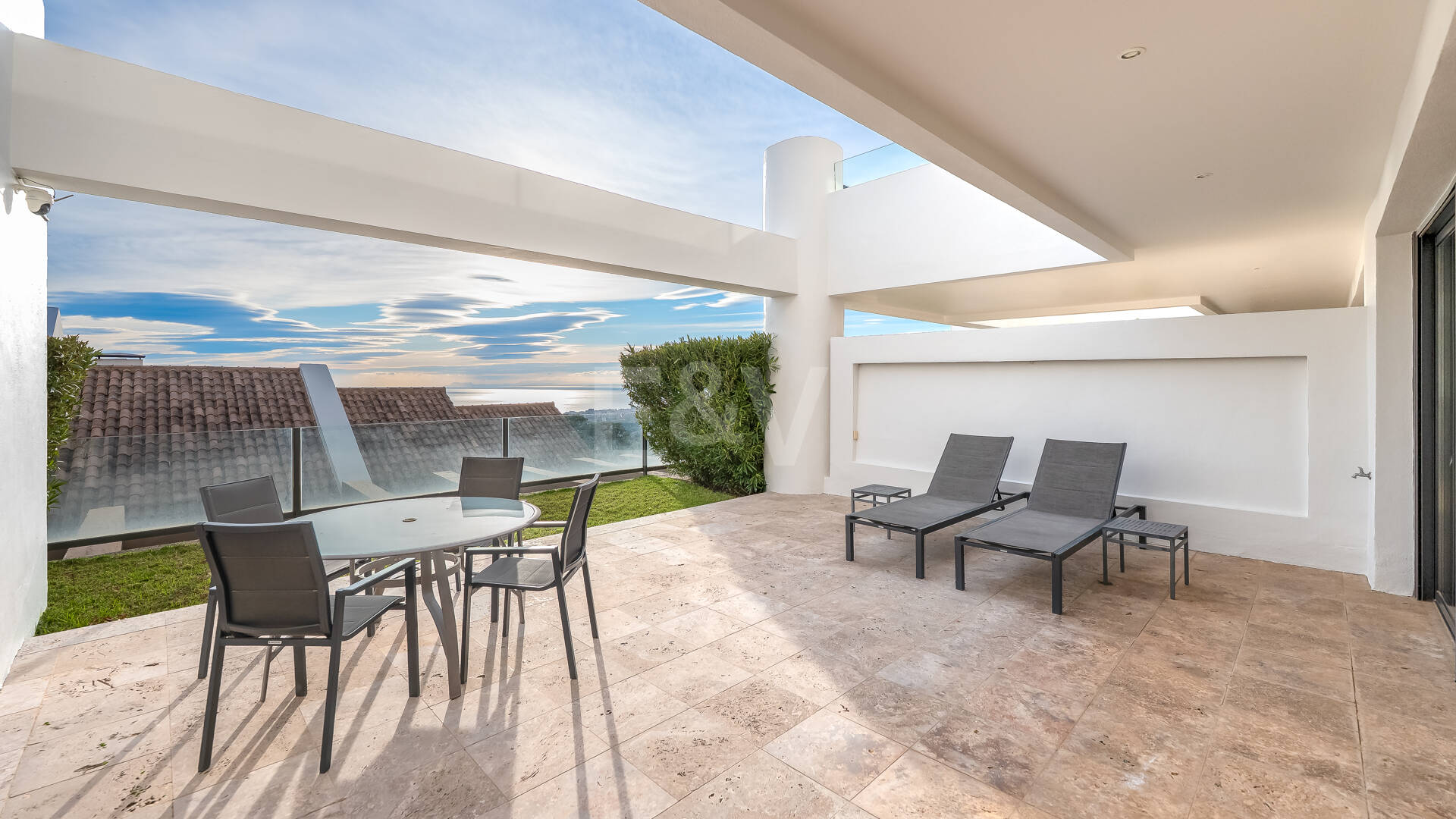 Apartamento con vistas al mar en el exclusivo recinto cerrado Los Monteros Hill Club, con piscina, gimnasio y seguridad las 24 horas