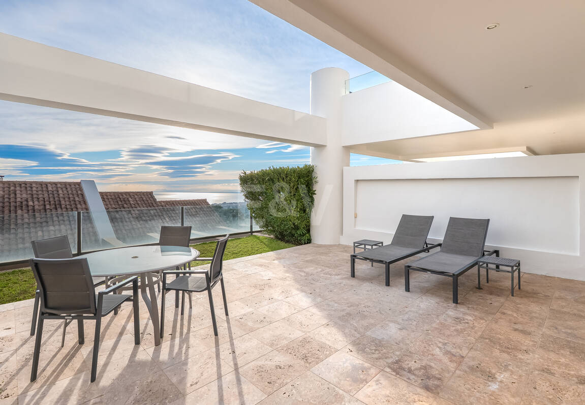 Apartamento con vistas al mar en el exclusivo recinto cerrado Los Monteros Hill Club, con piscina, gimnasio y seguridad las 24 horas