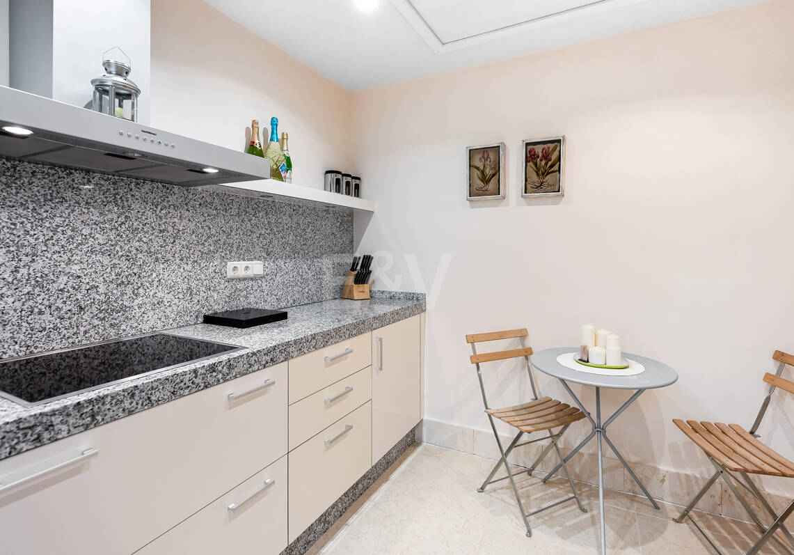 Apartamento con vistas al mar en el exclusivo recinto cerrado Los Monteros Hill Club, con piscina, gimnasio y seguridad las 24 horas