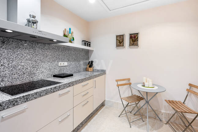 Apartamento con vistas al mar en el exclusivo recinto cerrado Los Monteros Hill Club, con piscina, gimnasio y seguridad las 24 horas