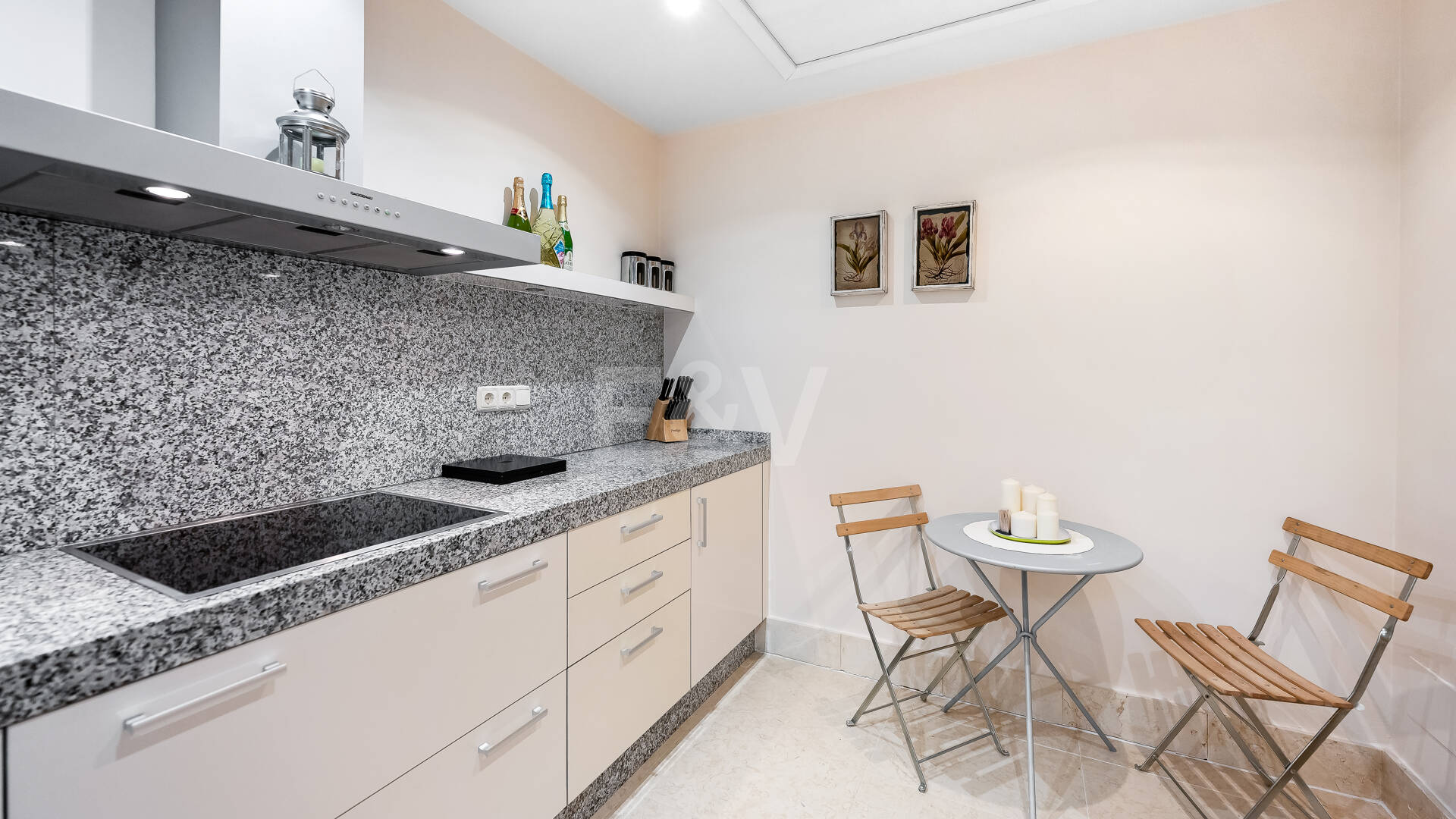 Apartamento con vistas al mar en el exclusivo recinto cerrado Los Monteros Hill Club, con piscina, gimnasio y seguridad las 24 horas