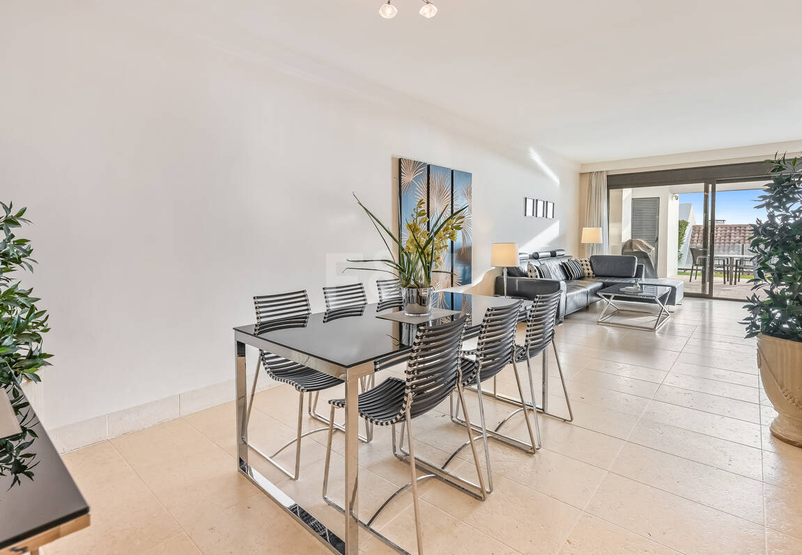 Apartamento con vistas al mar en el exclusivo recinto cerrado Los Monteros Hill Club, con piscina, gimnasio y seguridad las 24 horas