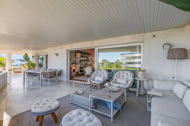 Apartamento de lujo con vista al mar en urbanización exclusiva junto a la playa