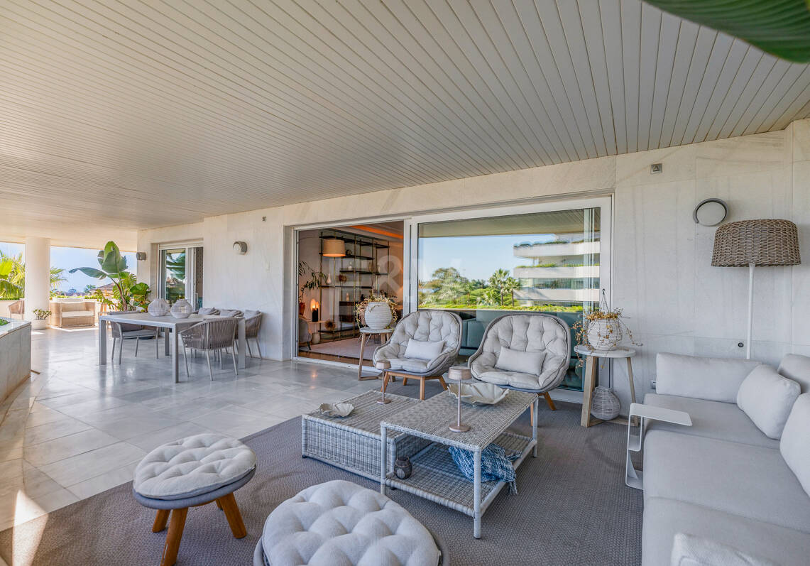 Apartamento de lujo con vista al mar en urbanización exclusiva junto a la playa en Puerto Banús