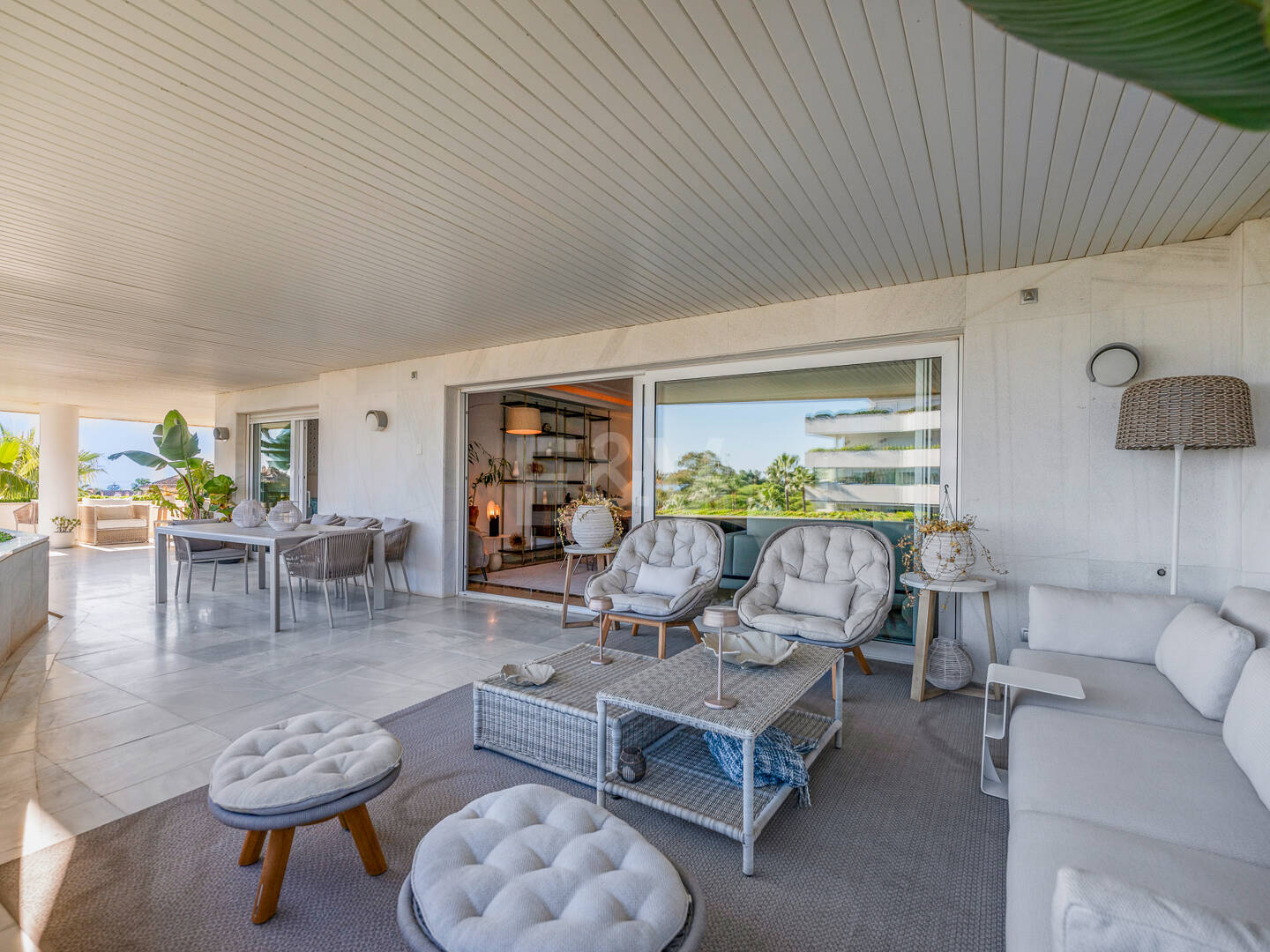 Apartamento de lujo con vista al mar en urbanización exclusiva junto a la playa