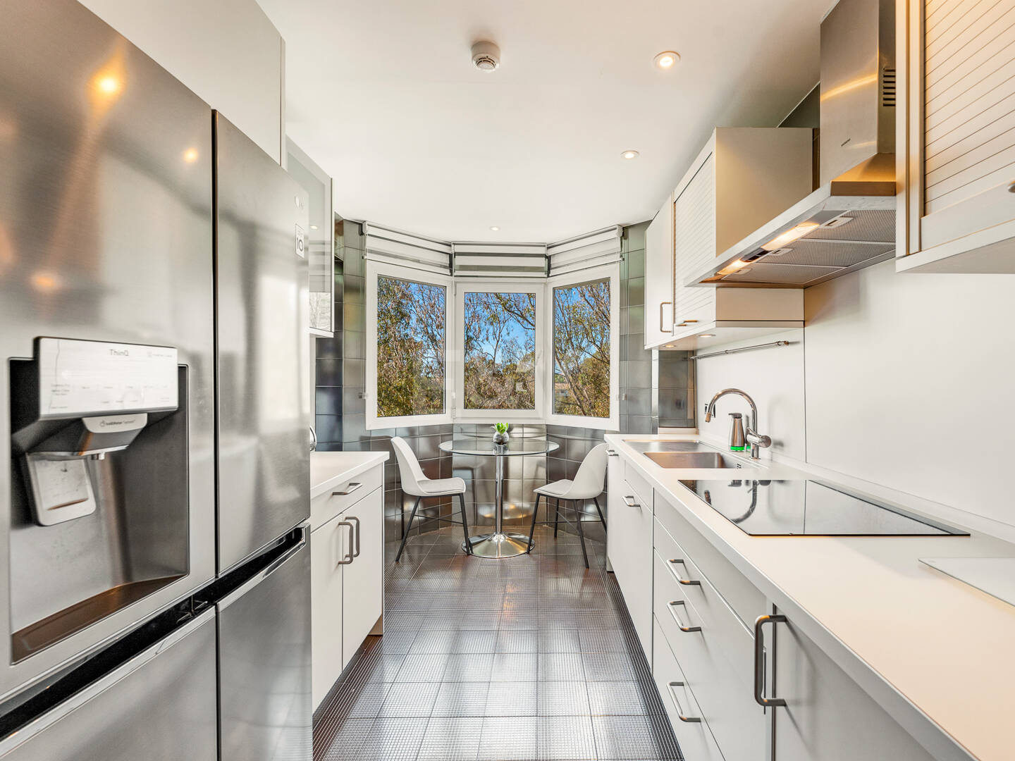 Apartamento de lujo con vista al mar en urbanización exclusiva junto a la playa