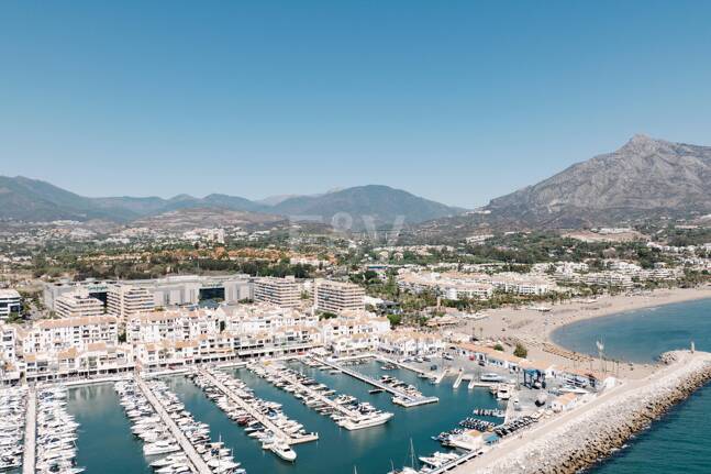 Apartamento de lujo con vista al mar en urbanización exclusiva junto a la playa