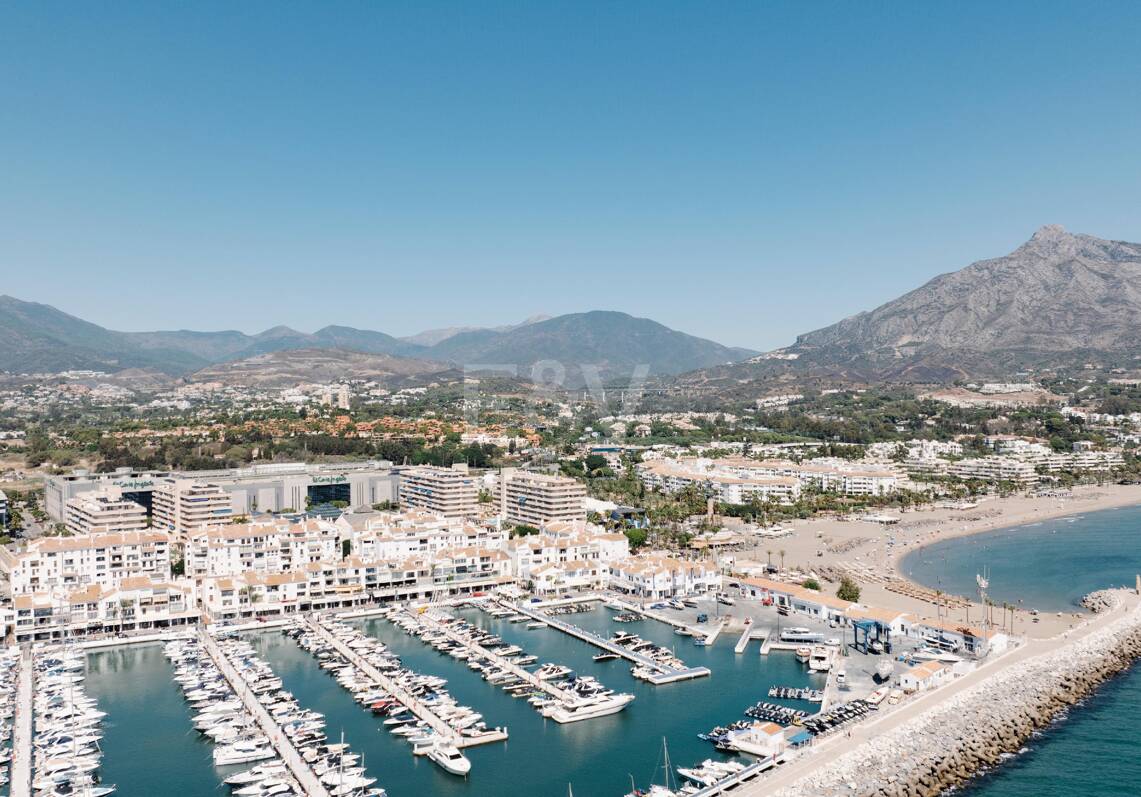 Apartamento de lujo con vista al mar en urbanización exclusiva junto a la playa en Puerto Banús