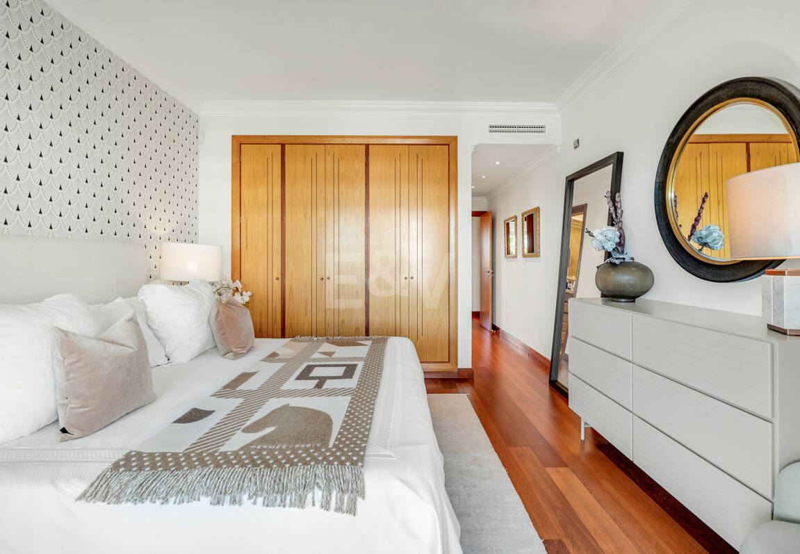 Apartamento de lujo con vista al mar en urbanización exclusiva junto a la playa