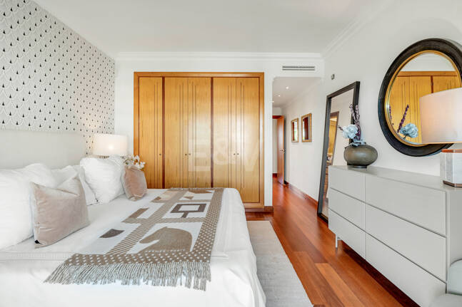 Apartamento de lujo con vista al mar en urbanización exclusiva junto a la playa