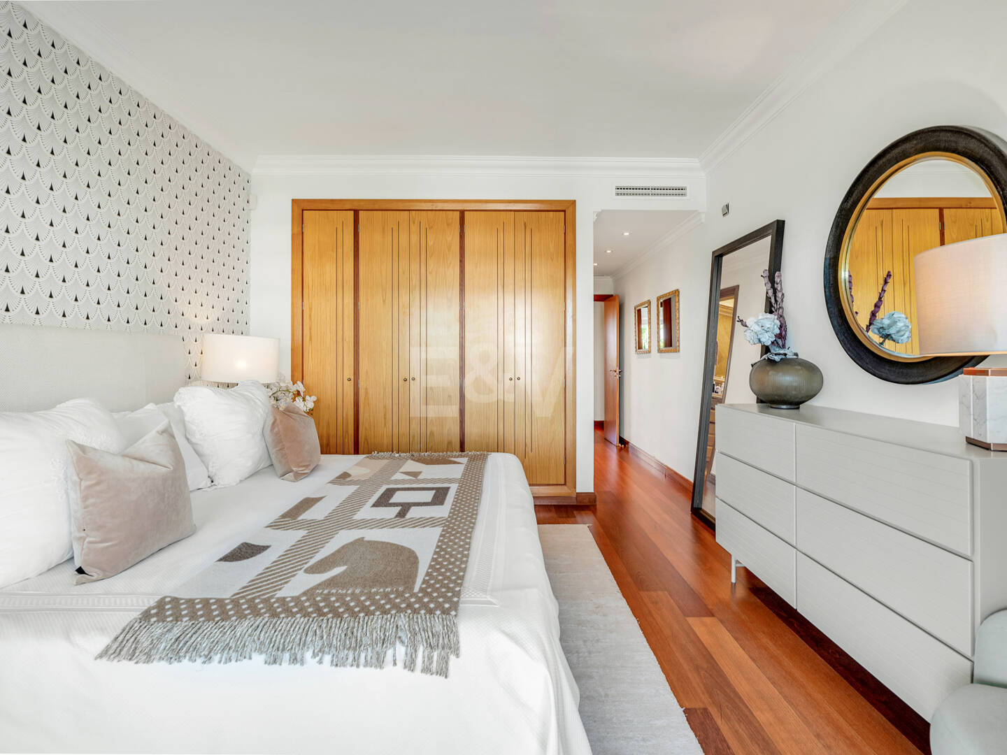 Apartamento de lujo con vista al mar en urbanización exclusiva junto a la playa